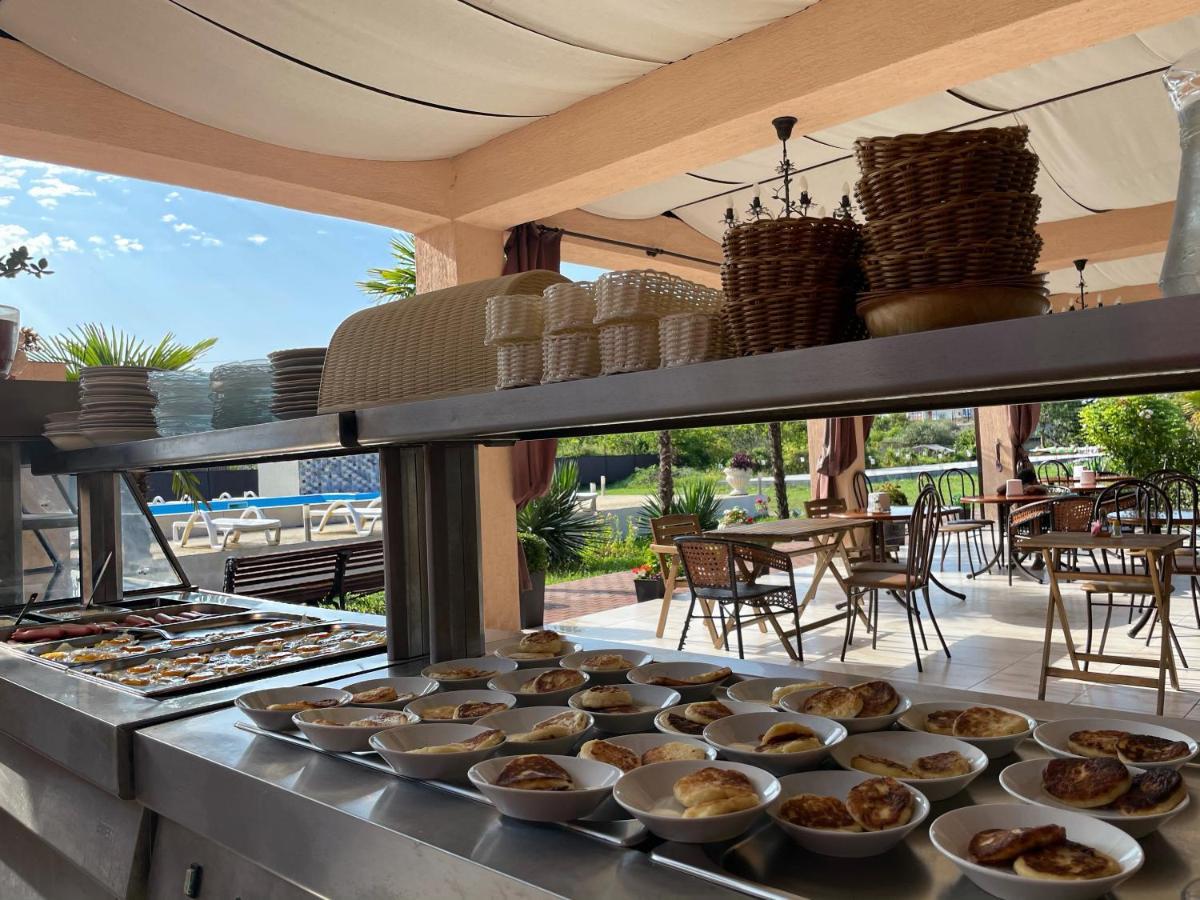 Hotel Askar Alakhadze Екстериор снимка